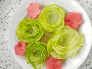 Remplissez ensuite le centre de la fleur avec de la gelée glacée.