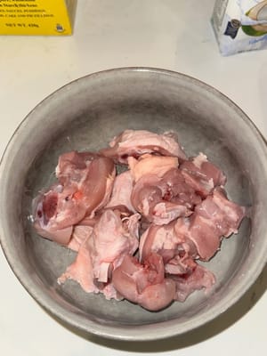 Tout d'abord, coupez votre poulet en petits morceaux