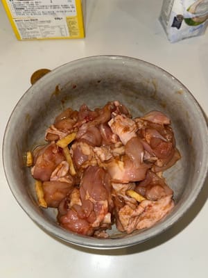 Faire mariner le poulet avec la sauce soja, le vin de cuisine, la sauce aux huîtres, le gingembre, le sel et la fécule de maïs. Bien mélanger et laisser mariner 30 minutes.