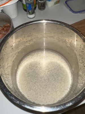 Après avoir lavé le riz, ajoutez de l'eau de coco LÉGÈREMENT MOINS QUE la quantité que vous utiliseriez normalement pour cuire votre riz dans un cuiseur