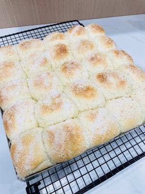 ベーキング：オーブンで「おいしく」焼く
予熱したオーブンの下段にパンを置き（中段だとふやけて美味しくなくなってしまいます！）、約18分焼きます。
オーブンの温度が高すぎる場合は、10分経過後にアルミホイルをかぶせて表面が焦げないようにしてください（パン：「顔が炭になっちゃうからな～」）。