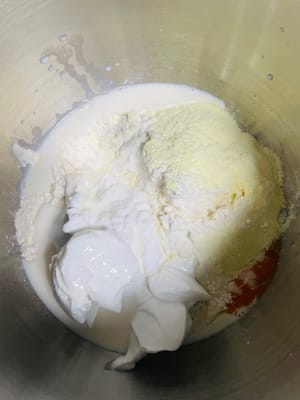 材料を準備します。
バターと塩以外の生地の材料をすべてボウルに入れます。