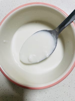 ココナッツミルク作り：発酵しながら「何か」

ボウルにココナッツミルク、牛乳、砂糖、コーンスターチを入れ、よく混ぜ合わせます。混ぜて置いておきます（この手順はとても簡単で、混ぜて混ぜるだけです）。