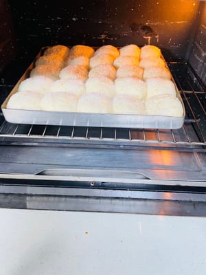 ベーキング：オーブンで「おいしく」焼く
予熱したオーブンの下段にパンを置き（中段だとふやけて美味しくなくなってしまいます！）、約18分焼きます。
オーブンの温度が高すぎる場合は、10分経過後にアルミホイルをかぶせて表面が焦げないようにしてください（パン：「顔が炭になっちゃうからな～」）。