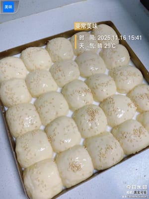 Dieses Kokosmilchbrot ist so lecker, dieses Mal habe ich die Oberfläche mit Sesamkörnern verziert.