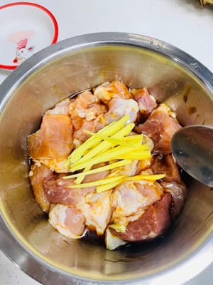 豚肉をマリネする：薄口醤油、オイスターソース、塩、白コショウ、千切り生姜、片栗粉大さじ2杯を豚肉に順に加え、よく混ぜて1時間以上マリネします。
