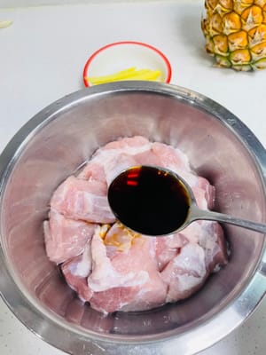 豚肉をマリネする：薄口醤油、オイスターソース、塩、白コショウ、千切り生姜、片栗粉大さじ2杯を豚肉に順に加え、よく混ぜて1時間以上マリネします。