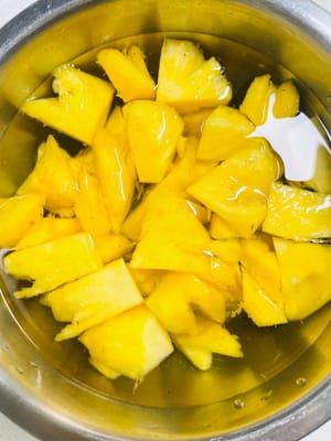 Tagliare l'ananas a pezzi e metterli a bagno in acqua salata per circa 1 ora.
