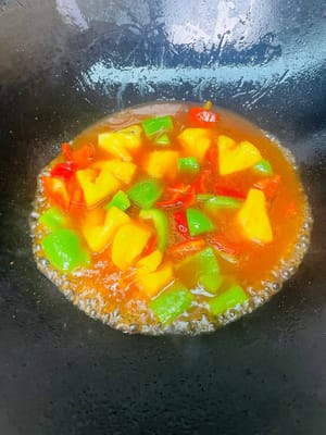 ソースを加えてとろみがつくまで炒めます。揚げた肉を加えてよく混ぜてからお召し上がりください。