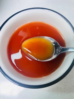 Salsa: in una ciotola mettete la salsa di pomodoro, lo zucchero bianco e l'aceto invecchiato e mescolate bene. Aggiungere 150 grammi di acqua e mescolare bene per un uso successivo.