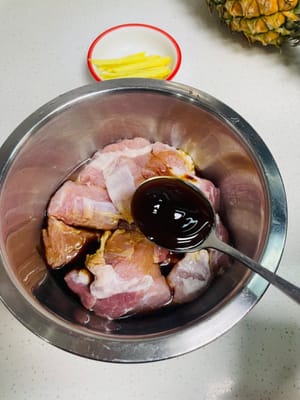 豚肉をマリネする：薄口醤油、オイスターソース、塩、白コショウ、千切り生姜、片栗粉大さじ2杯を豚肉に順に加え、よく混ぜて1時間以上マリネします。