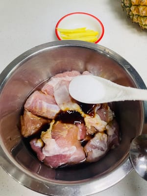 豚肉をマリネする：薄口醤油、オイスターソース、塩、白コショウ、千切り生姜、片栗粉大さじ2杯を豚肉に順に加え、よく混ぜて1時間以上マリネします。