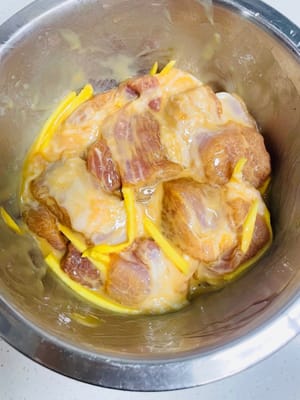 Marinare il maiale: aggiungere al maiale, a turno, la salsa di soia leggera, la salsa di ostriche, il sale, il pepe bianco, lo zenzero grattugiato e 2 cucchiai di fecola di patate, mescolare bene e lasciare marinare per più di 1 ora.