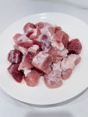 Tagliare la carne di maiale a pezzi, lavarla e metterla da parte.