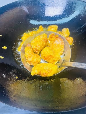 Continuate a scaldare l'olio, versate i pezzi di carne fritti e fateli rosolare ancora per circa 2 minuti. Toglieteli e metteteli da parte (rifriggendoli la pelle diventerà croccante).