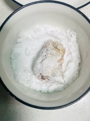 肉に小麦粉をまぶす: それぞれの肉片に片栗粉をまぶし、置いておきます。
