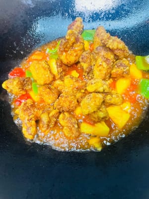 Aggiungere la salsa e cuocere finché non diventa densa. Aggiungere la carne fritta e mescolare bene prima di servire.