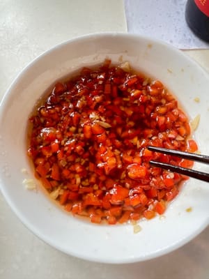 潑好的辣椒加生抽攪拌均勻