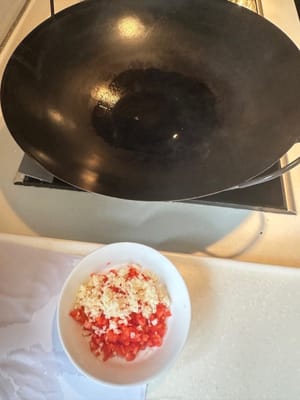 燒熱油，潑在蒜蓉辣椒上