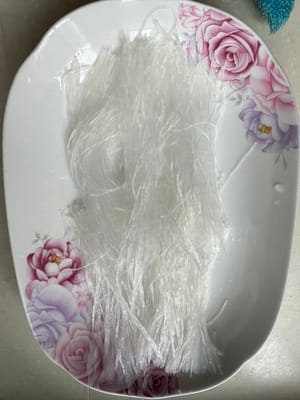 把泡好的粉絲鋪在碟中