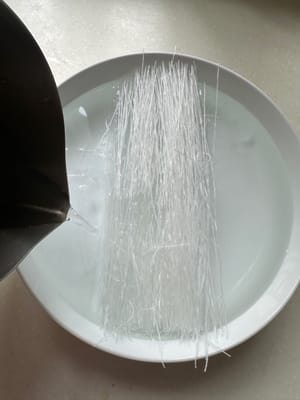 把泡好的粉絲鋪在碟中
