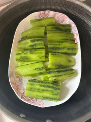 上鍋加水，水開放絲瓜 中大火蒸7分鐘