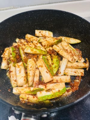 ใส่บวบลงไป แล้วเติมน้ำเดือดจนท่วมบวบ