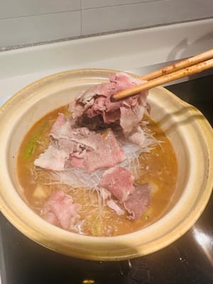 จากนั้นใส่เส้นหมี่ที่แช่น้ำไว้และเนื้อวัวหั่นชิ้นลงไป ผสมให้เข้ากันแล้วปิดไฟ