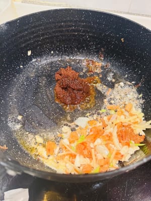 หลังจากนั้นใส่ซอสสะเต๊ะลงไปผัดจนหอม