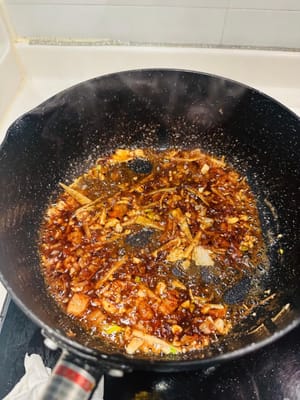 หลังจากนั้นใส่ซอสสะเต๊ะลงไปผัดจนหอม