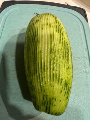 ปอกเปลือกบวบแล้วหั่นเป็นชิ้นยาวๆ