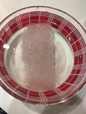 เริ่มต้นด้วยการแช่เส้นหมี่ กุ้งแห้ง และหอยเชลล์แห้งประมาณ 15 นาที เมื่อแช่เสร็จแล้ว ให้หั่นกุ้งแห้งและหอยเชลล์แห้งเป็นชิ้นเล็กๆ