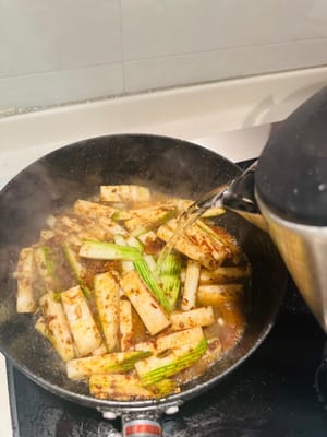 ใส่บวบลงไป แล้วเติมน้ำเดือดจนท่วมบวบ