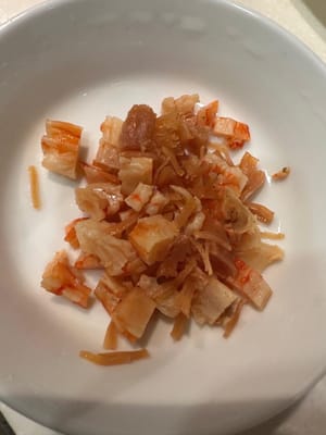 เริ่มต้นด้วยการแช่เส้นหมี่ กุ้งแห้ง และหอยเชลล์แห้งประมาณ 15 นาที เมื่อแช่เสร็จแล้ว ให้หั่นกุ้งแห้งและหอยเชลล์แห้งเป็นชิ้นเล็กๆ