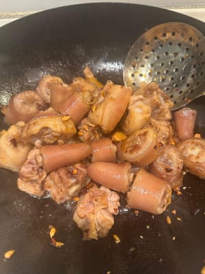 จากนั้นใส่ซีอิ๊วและผงปรุงรสลงไปผัด หลังจากนั้นเทเบียร์ลงไปหนึ่งกระป๋อง แล้วเติมน้ำเดือดลงไปผัดให้ส่วนผสมทั้งหมดสุก