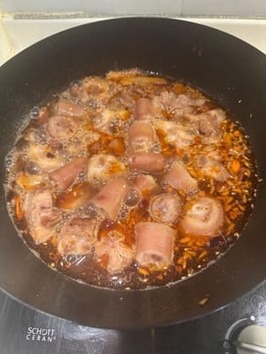 จากนั้นใส่ซีอิ๊วและผงปรุงรสลงไปผัด หลังจากนั้นเทเบียร์ลงไปหนึ่งกระป๋อง แล้วเติมน้ำเดือดลงไปผัดให้ส่วนผสมทั้งหมดสุก