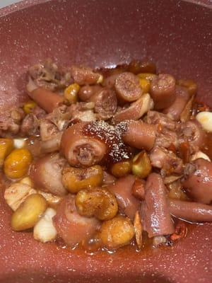 เติมน้ำมันหอย เกลือ และพริกไทย เพื่อปรุงรสขั้นสุดท้าย