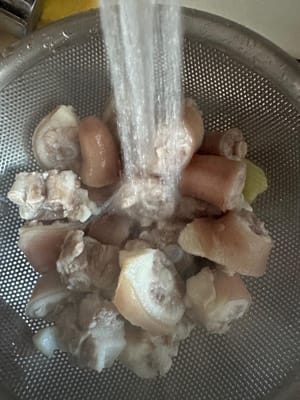 จากนั้นลวกหางหมูในน้ำเดือดประมาณ 3 นาที เมื่อสุกแล้วให้ล้างด้วยน้ำเย็นอีกครั้ง