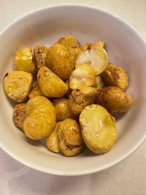 ตั้งกระทะให้ร้อน ใส่น้ำมันข้นสำหรับทอด นำเกาลัดลงไปทอดด้วยไฟปานกลางประมาณ 1 นาที แล้วพักไว้