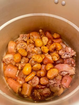 นำไปใส่ในหม้อแรงดันสูงพร้อมกับเกาลัด ปรุงด้วยไฟปานกลางประมาณ 10 นาที