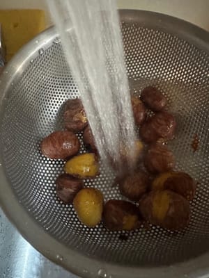 ลวกเกาลัดในน้ำเดือดประมาณ 1 นาที จนกว่าจะสามารถปอกเปลือกได้ จากนั้นล้างด้วยน้ำเย็นจัด