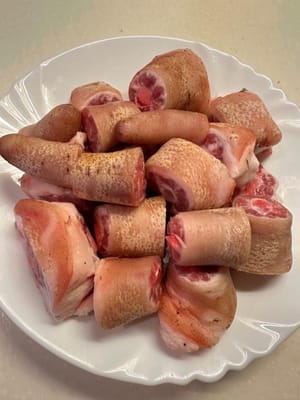 ขั้นแรก ล้างหางหมูให้สะอาด