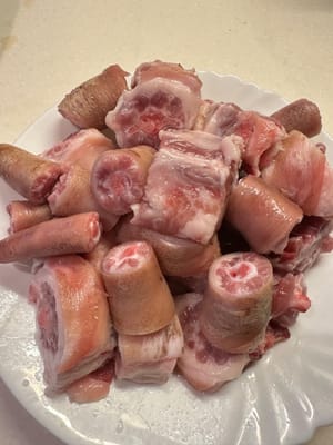 ขั้นแรก ล้างหางหมูให้สะอาด