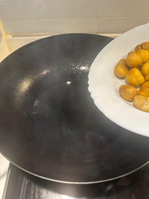 ตั้งกระทะให้ร้อน ใส่น้ำมันข้นสำหรับทอด นำเกาลัดลงไปทอดด้วยไฟปานกลางประมาณ 1 นาที แล้วพักไว้