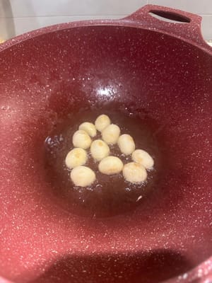 ในกระทะอีกใบ ใส่กระเทียมลงไปผัดจนหอม