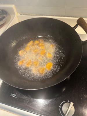 ตั้งกระทะให้ร้อน ใส่น้ำมันข้นสำหรับทอด นำเกาลัดลงไปทอดด้วยไฟปานกลางประมาณ 1 นาที แล้วพักไว้