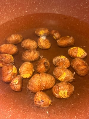 ลวกเกาลัดในน้ำเดือดประมาณ 1 นาที จนกว่าจะสามารถปอกเปลือกได้ จากนั้นล้างด้วยน้ำเย็นจัด