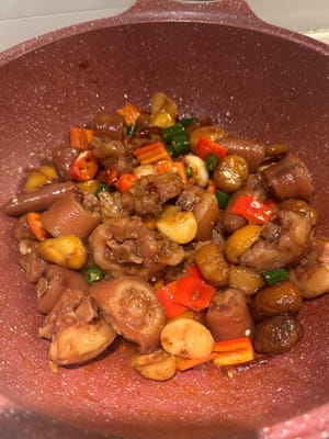 ใส่พริกแดงและพริกเขียวสับลงไป ผัดให้เข้ากันจนซอสข้นขึ้น