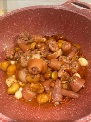 ใส่หางหมูที่สุกแล้วกลับลงไปในกระทะเพื่อปรุงรสและทำให้ซอสข้นขึ้น