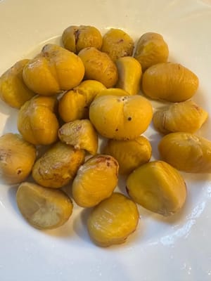 ลวกเกาลัดในน้ำเดือดประมาณ 1 นาที จนกว่าจะสามารถปอกเปลือกได้ จากนั้นล้างด้วยน้ำเย็นจัด